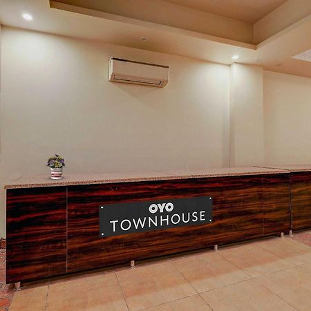 Townhouse Golden King Hotel New Delhi Exterior photo