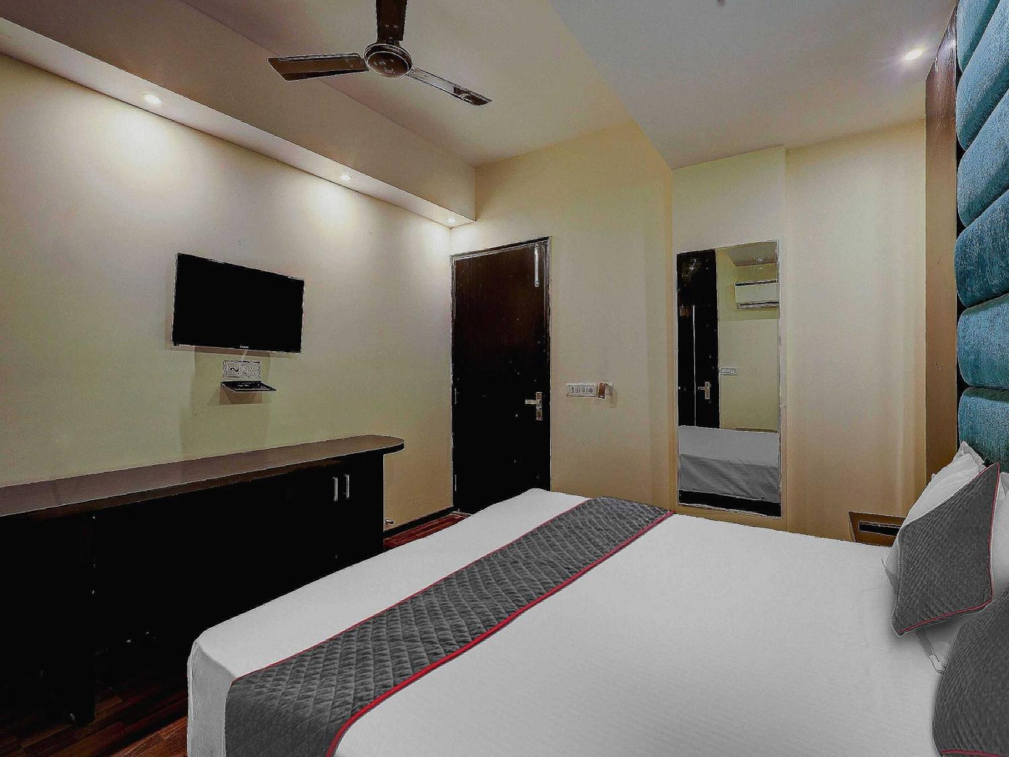 Townhouse Golden King Hotel New Delhi Exterior photo