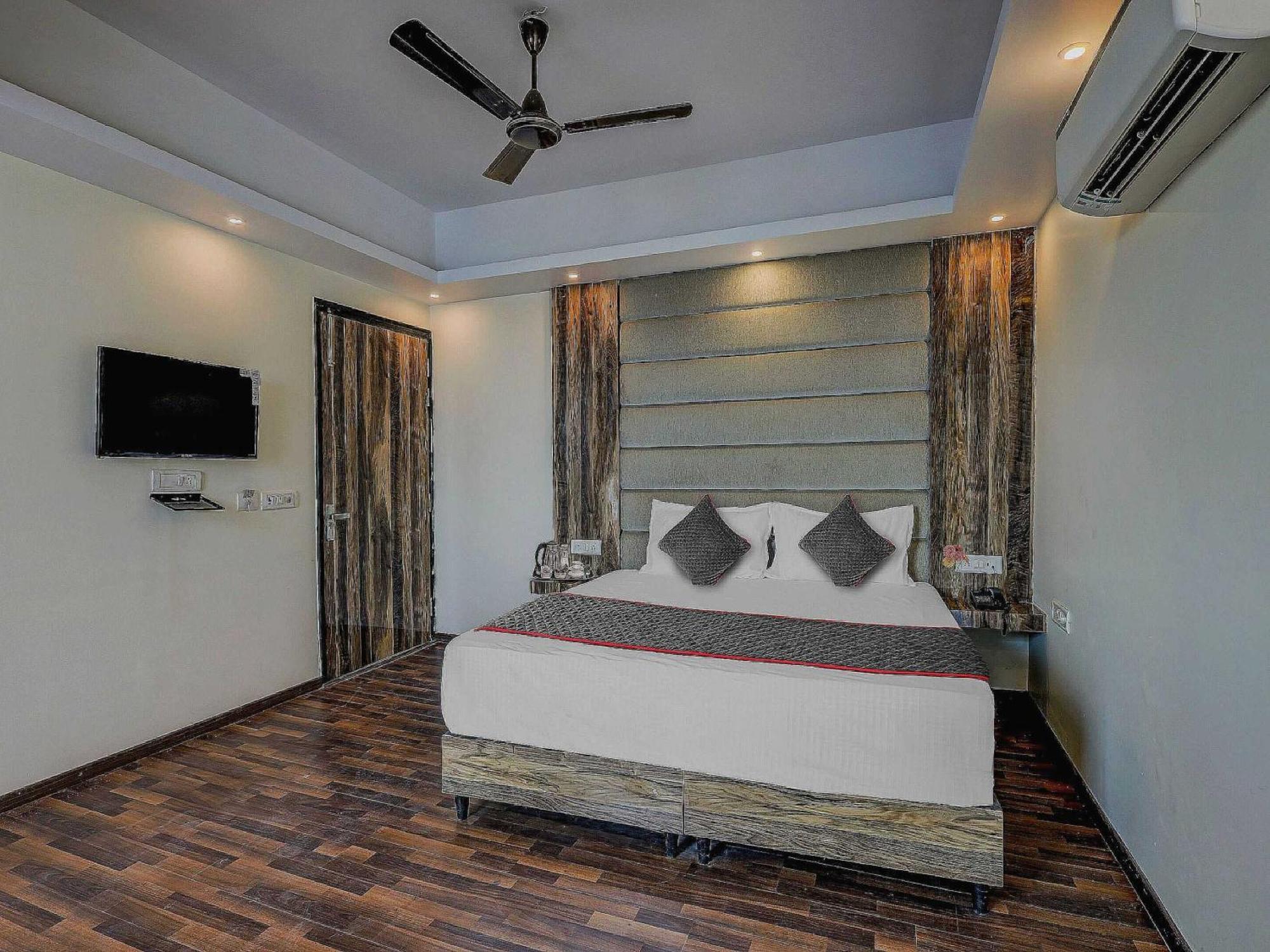 Townhouse Golden King Hotel New Delhi Exterior photo