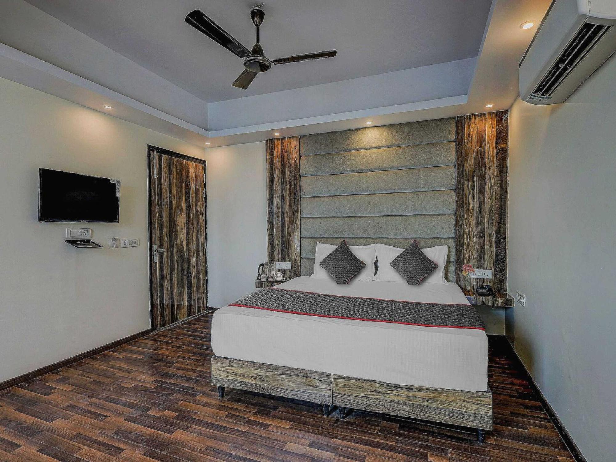 Townhouse Golden King Hotel New Delhi Exterior photo