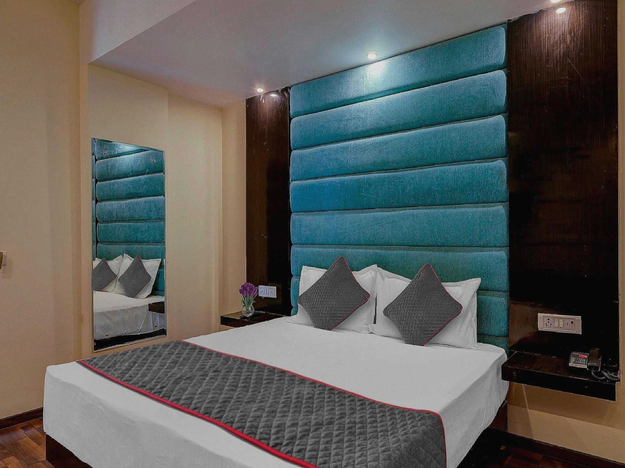 Townhouse Golden King Hotel New Delhi Exterior photo